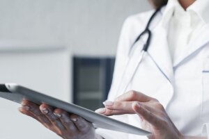 likarka-doktor-medichnitsj-pratsivnik-planshek-komp-yuter-elektronna-dovidka